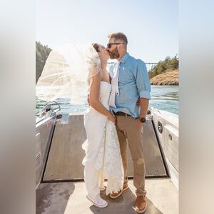 David’s Bridal Pearl and Crystal Edge Mid-Length Wedding Veil. Like New!